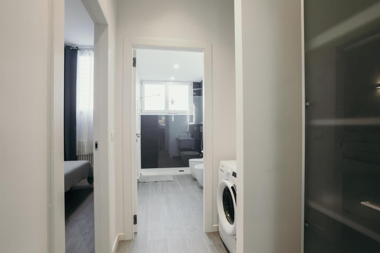 Caseospitali - 1, Grande Bilocale Con Arredo Design E Posto Auto Per 4