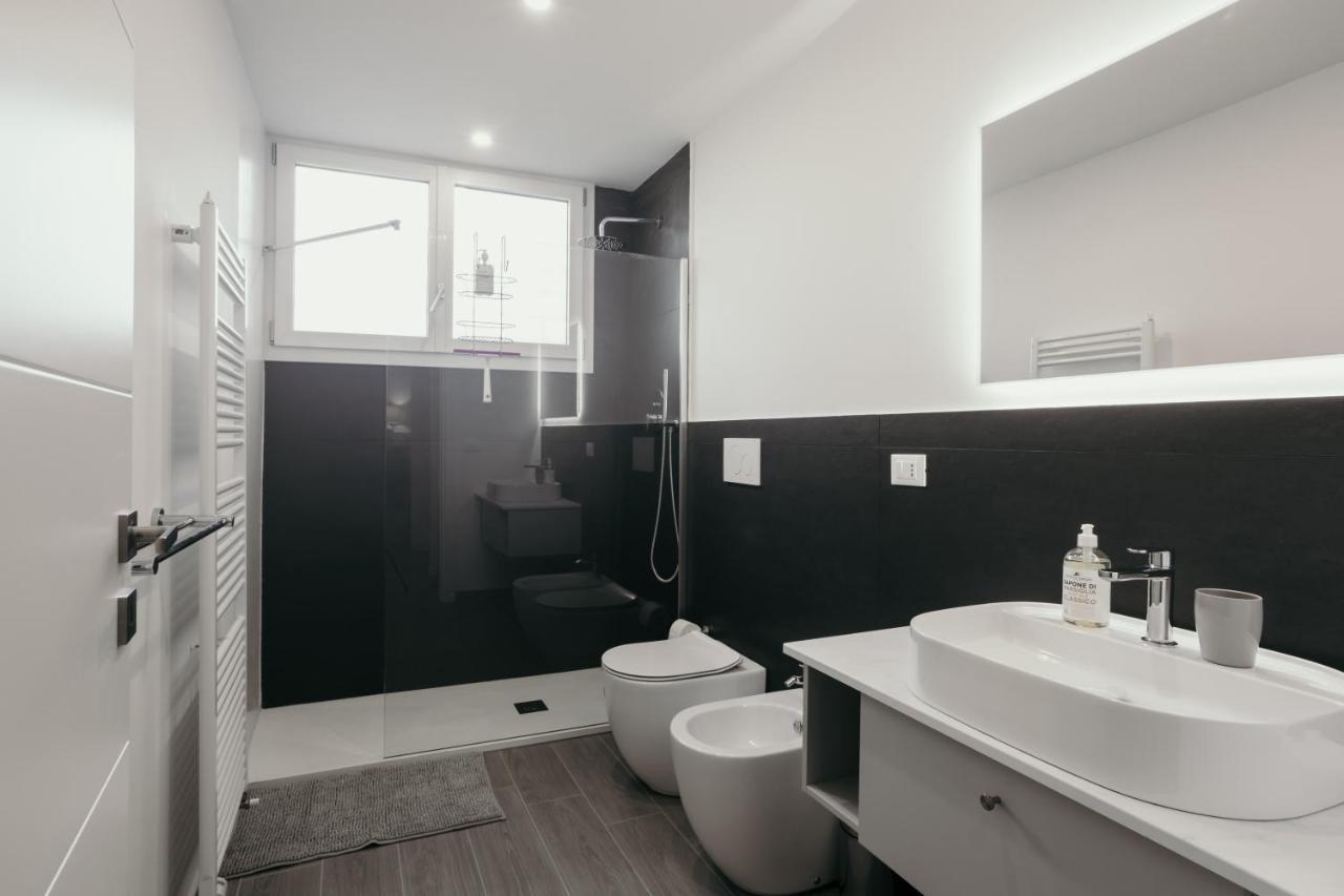 Caseospitali - 1, Grande Bilocale Con Arredo Design E Posto Auto Per 4 Appartement